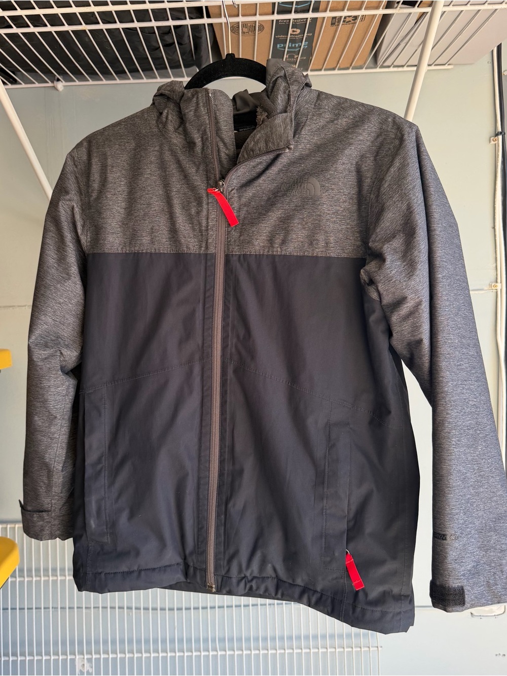 The North Face boys Two-Tone Hooded Jacket. 3 in 1 jacket - Gray/Black